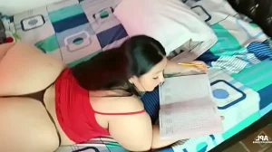 Ayudo a mi hermanastra con sus tareas y ella como premio me saca toda la leche con su culazo. HL